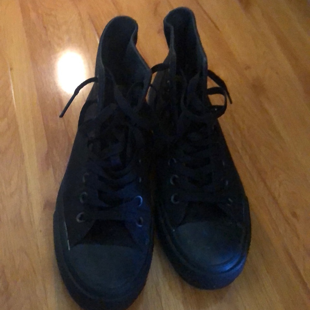 Black high top converse.